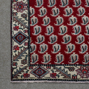 Hand Knotted Vintage Persian Shiraz Rug, 129 x 168 cm