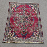 Vintage Persian Shiraz rug 96x140 cm showing central medallion and intricate floral patterns on deep red background