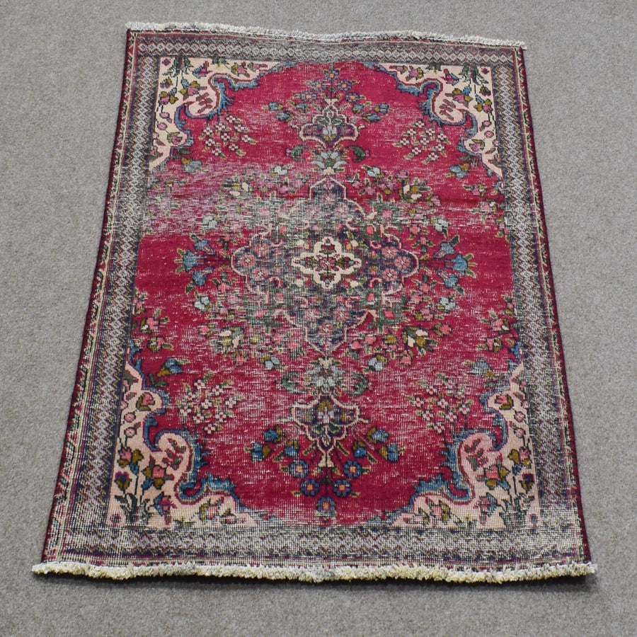 Vintage Persian Shiraz rug 96x140 cm showing central medallion and intricate floral patterns on deep red background
