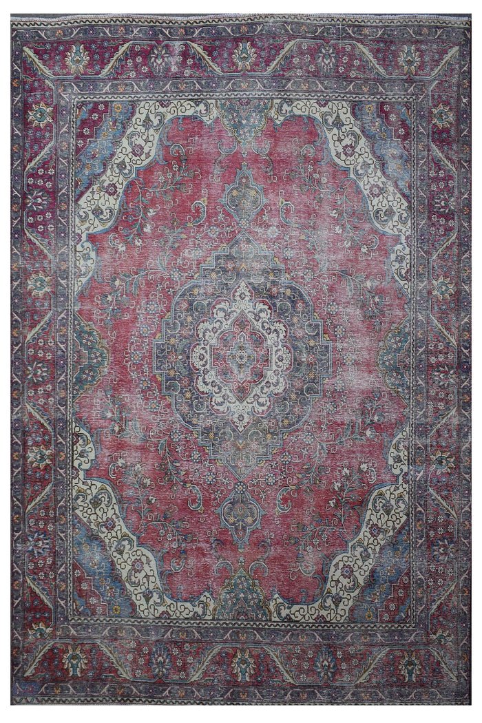 Distressed hand knotted vintage Persian rug 275x372 cm with faded red field and ornate central medallion